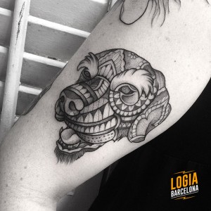 tatuaje_brazo_perro_ornamental_blackwork_Dalmau_Tattoo_Logia_Barcelona 